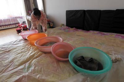洛隆楼上漏水，住户失联，小区没物管，业主维权难！律师来支招……